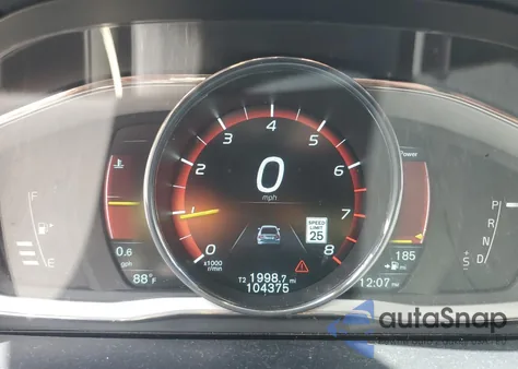 2015 Volvo S60 Platinum z USA, uszkodzony, nr VIN YV140MFMXF2341108